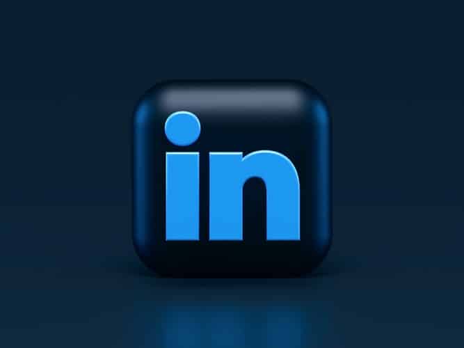 Image of LinkedIn's logo, in an article to help you discover the main benefits of local social media accounts for businesses, plus the main setbacks. Decide what’s right for you.