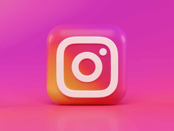 Image of Instagram's logo, in an article to help you discover the main benefits of local social media accounts for businesses, plus the main setbacks. Decide what’s right for you.