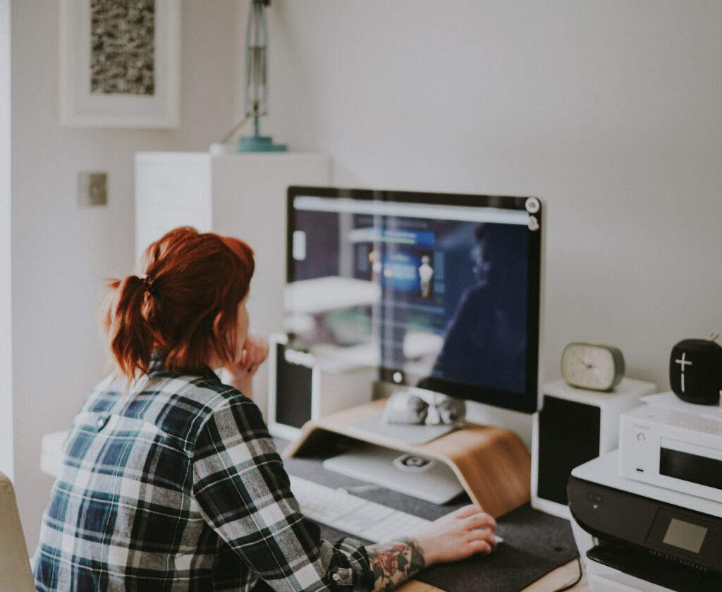 A lady working on a computer adding hreflang tags to a WordPress website