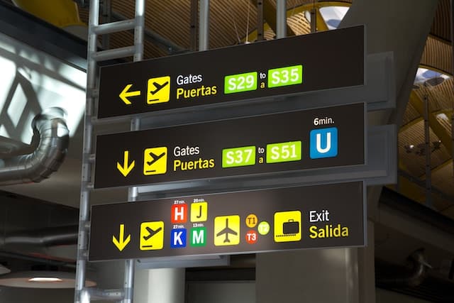 Airport signs in English and in Spanish
